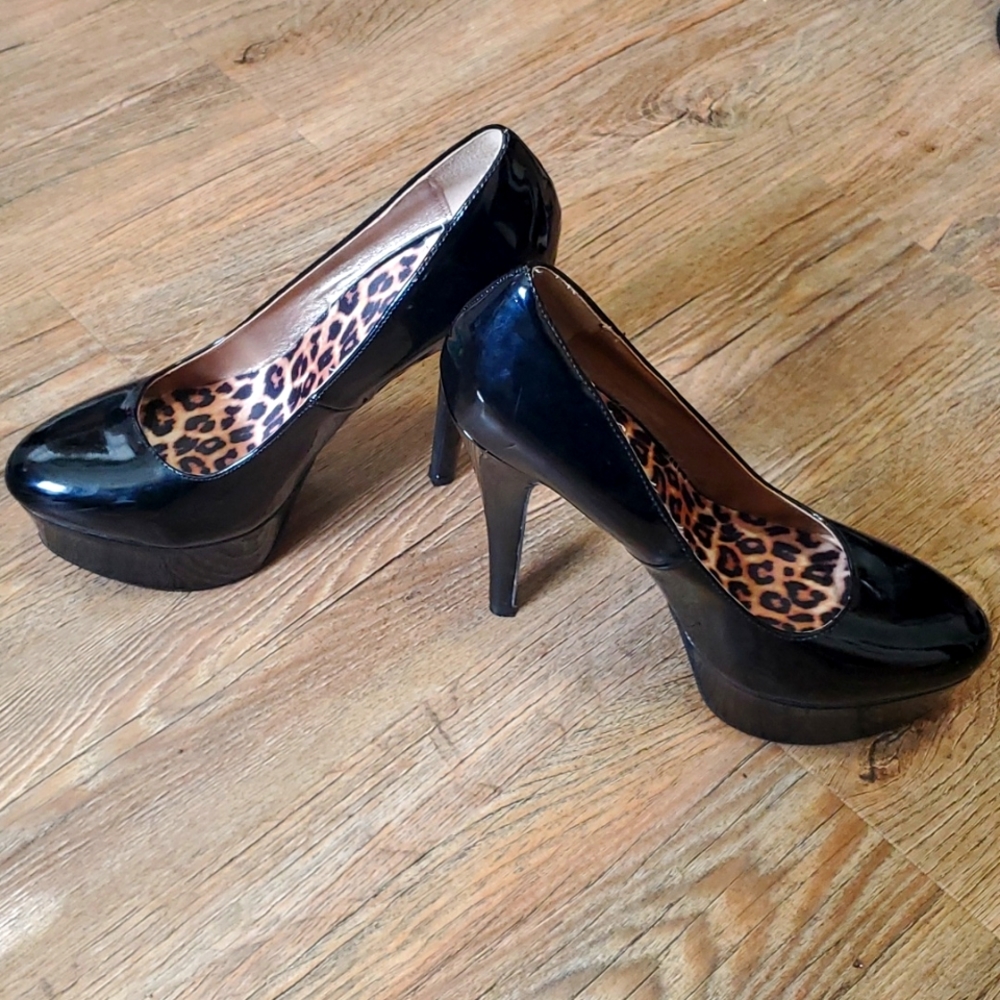 Black pumps